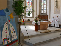 Familiengottesdienst mit den Kommunionkindern (Foto: Karl-Franz Thiede)